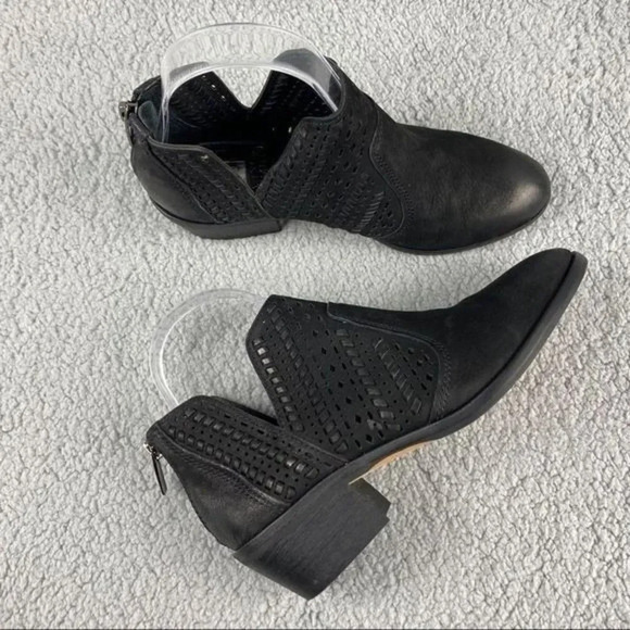 𝅺VINCE CAMUTO PRASATA BOOTIES Black Nubuck Suede Leather Boots‎ Zip Womens 6 - Picture 16 of 16